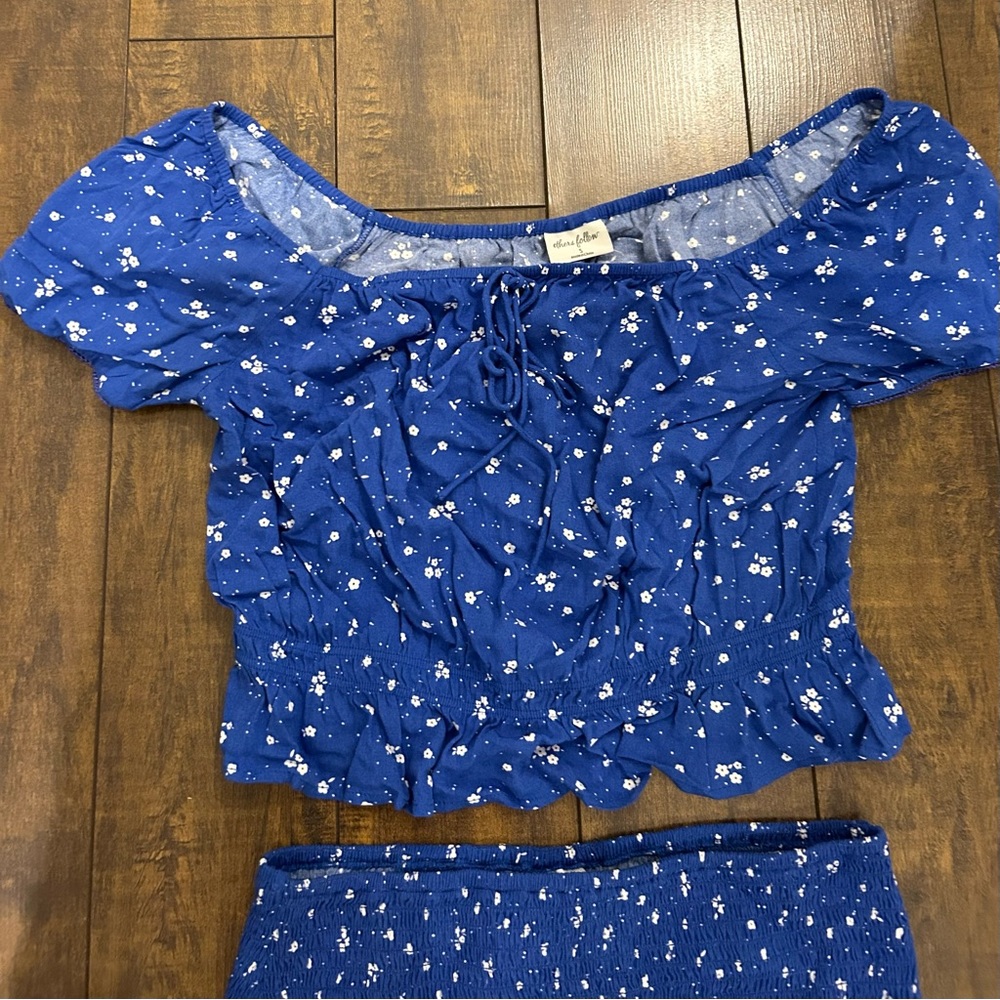 Chic 2 piece set. - Picture 2 of 2